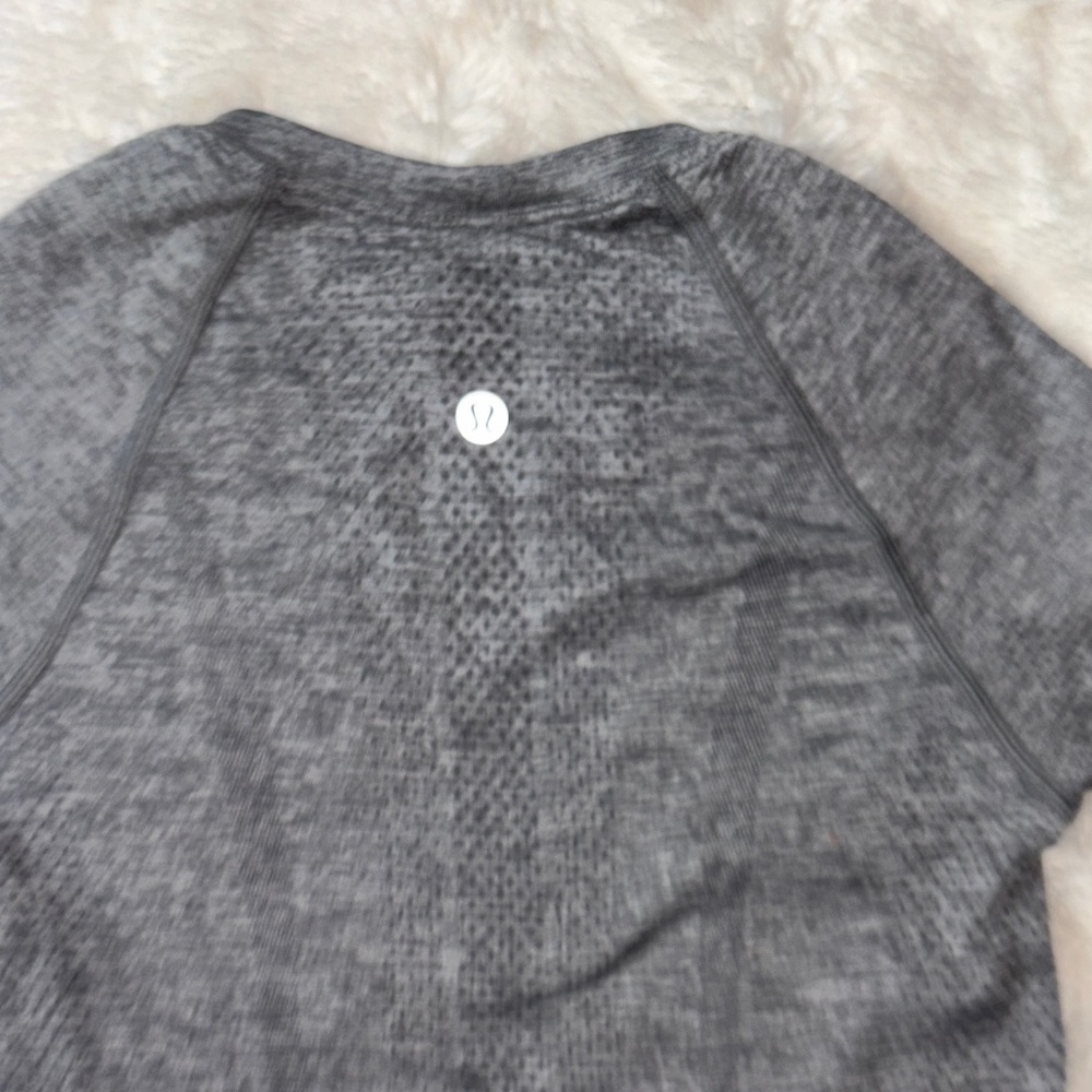 Lululemon Athletica Heathered Gray Tee size 2 Preloved. No stains or flaws!#posh